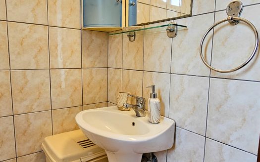 Sunlit Cozy Apartment